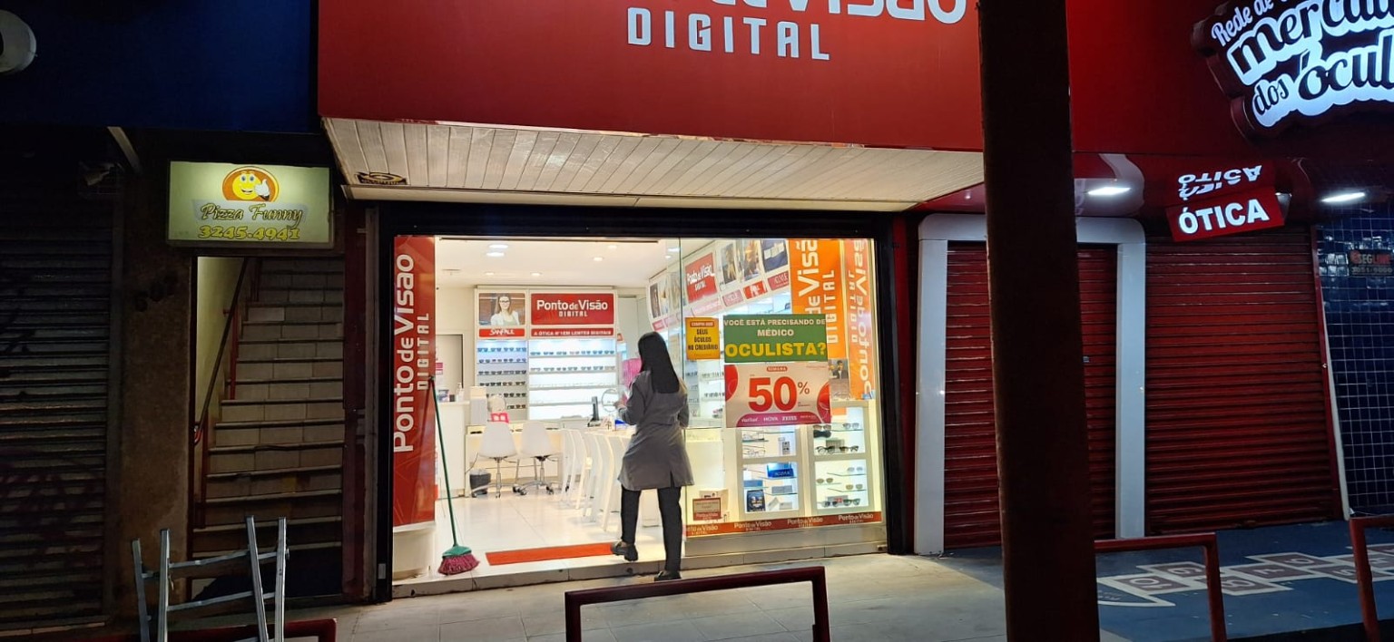 Porta de aço automatizada aberta em estabelecimento comercial
