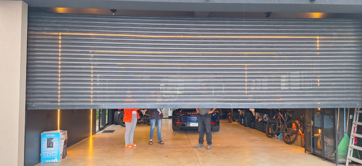 Porta metálica de enrolar automatizada instalada em garagem