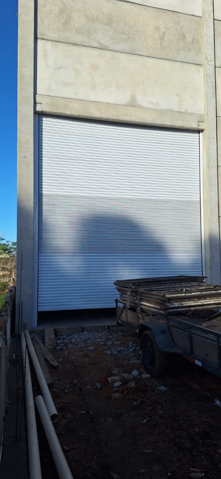 Porta metálica de enrolar automatizada de grande porte em galpão